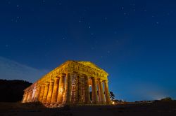 Fotografia notturna del tempio di Segesta e cielo stellato della Sicilia