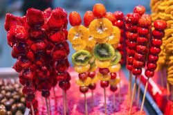 Frutta assortita in stecchi in una bancarella di Nanjing, Cina. Sono tradizionai snack cinesi - © aphotostory / Shutterstock.com