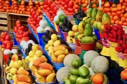 I coloratissimi banchi del mercato di San Juan Chamula, nella regione dell'Altiplano in Chiapas (messico).
