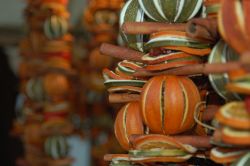 Frutta secca in una bancarella del mercato natalizio a Lincoln, Inghilterra.

