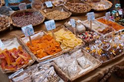 Frutta secca su una bancarella del mercato storico di Ballarò a Palermo - © Anerix / Shutterstock.com