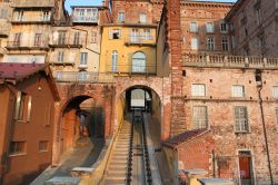 La funicolare nel centro di Mondovì, Piemonte, Italia. Costruito nel 1886 per collegare il quartiere di Breo e quello di Piazza, questo impianto ha funzionato ininterrottamente sino al ...