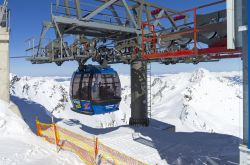 Funivia nelle Alpi a Hintertux, Austria. La parte superiore del ghiacciaio raggiunge l'altezza di 3250 metri sul livello del mare - © Sergey Rybin / Shutterstock.com