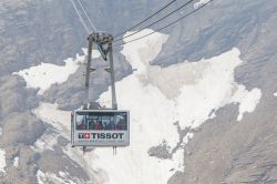 Funivia su Glacier 3000, Svizzera. Una spettacolare veduta sul ghiacciaio grazie alla funivia che collega il Col du Pillon alla stazione situata a monte Glacier 3000 - © MyImages - Micha ...