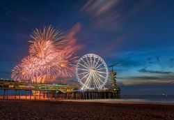 Fuochi artificiali sul molo e la ruota panoramica di Scheveningen in Olanda