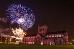 Fuochi d'artificio a Paisley, Scozia, UK. Situata nella zona centro occidentale delle Lowlands scozzesi, questa cittadina si trova a nord delle colline del Gleniffer Braes.
