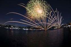 Fuochi d'artificio tra Ranco e Meina in estate, sul Lago Maggiore