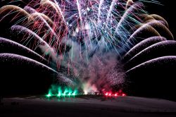 Fuochi d'artificio serali sulla neve a Asiago, Veneto, in occasione di una competizione internazionale - © 155207063 / Shutterstock.com