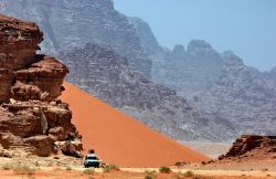 Escursione in Fuoristrada con mezzo 4x4 lungo le piste sterrate del Wadi Rum in Giordania