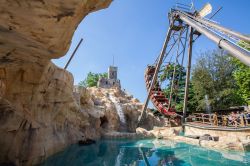 Il Galeone Pirata, la movimentata giostra  nel parco giochi di Leolandia