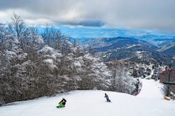Gambarie, Reggio Calabria: le piste da sci di Monte Scirocco e sullo sfondo lo Stretto di Messina - © Dionisio iemma / Shutterstock.com