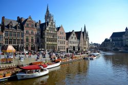 Gent, Graslei: è l'immagine tipica del turismo a Gent. Su questo tratto di fiume si affollano studenti, turisti e semplici cittadini per godersi il viavai di persone e le splendide ...