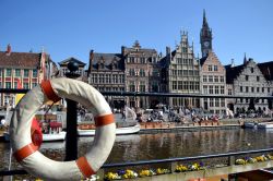 Gent, il lungofiume: tra i tipici edifici fiamminghi del centro, alti e stretti, navigano tutto il giorno le barche destinate alle gite turistiche.