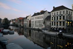 Gent al tramonto: con il calare del sole si calma il traffico di turisti sul fiume e iniziano a riempirsi i ristoranti e i locali affacciati sull'acqua.