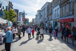 Gente a Northumberland Street nel centro di Newcastle upon Tyne, Inghilterra. E' una delle principali strade del centro cittadino dedicata allo shopping: qui si trovano i marchi più ...