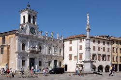 Gente a passeggio in piazza Giacomo Matteotti a Udine, Friuli Venezia Giulia. Fu intitolata al deputato Matteotti, assassinato nel 1924, dopo la Seconda Guerra Mondiale - © Denis.Vostrikov ...