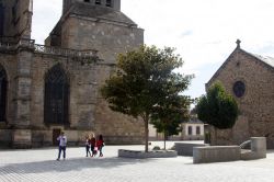 Gente a passeggio in una piazza del centro di Limoges, Francia - © Maksimilian / Shutterstock.com