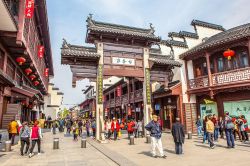 Gente a passeggio nel centro antico di Nanjing, Cina - © Meiqianbao / Shutterstock.com