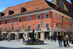 Gente a passeggio nel centro pedonale della città di Kaufbeuren, Baviera, Germania - © cityfoto24 / Shutterstock.com