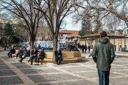 Gente a passeggio nel parco vicino alla Orhan Gazi Mosque (Orhan Camii) di Bursa, Turchia - © Aivita Arika / Shutterstock.com