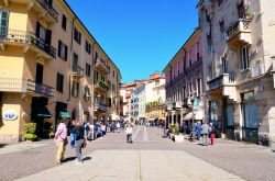 Gente a piedi nel centro storico di Acqui Terme, Piemonte - © maudanros / Shutterstock.com