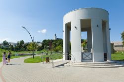 Gente a spasso in un parco pubblico di Siauliai, Lituania - © Krezodent / Shutterstock.com