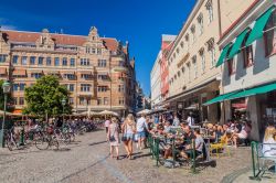 Gente a spasso in una giornata di sole in piazza Stortorget a Malmo, Svezia - © Matyas Rehak / Shutterstock.com