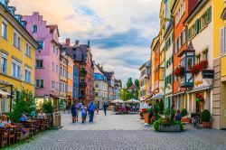 Gente a spasso nella principale via cittadina di Lindau, Germania - © trabantos / Shutterstock.com