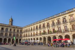 Gente ai bar in Piazza di Spagna a Vitoria Gasteiz, Spagna, in una giornata di sole - © Marc Venema / Shutterstock.com