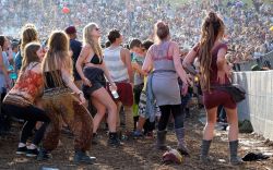 Gente al Boomtown Fair Festival di Winchester, Inghilterra. Ragazze ballano musica reggae. Dal 2009 questa fiera di musica e arti che si svolge nei pressi di Winchester raduna circa 60 mila ...