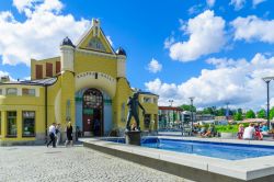 Gente al mercato cittadino di Kuopio, Finlandia - © RnDmS / Shutterstock.com