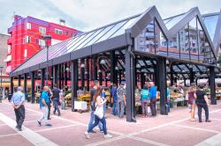 Gente al nuovo mercato Pazari i Ri a Tirana, Albania - © mastapiece / Shutterstock.com