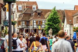 Gente alla tradizionale Fete des Remparts nel borgo di Chatenois, Alsazia, Francia - © bonzodog / Shutterstock.com