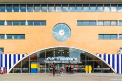 Gente cammina di fronte all'ingresso della stazione dei treni a Hilversum, Olanda. Questa località situata nel territorio dell'Olanda settentrionale è facilmente raggiungibile ...