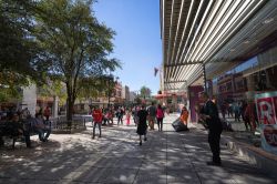 Gente cammina in Plaza Morelos a Monterrey, Messico. Si tratta della principale area destinata allo shopping nel cuore del centro economico della città - © Barna Tanko / Shutterstock.com ...