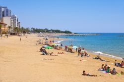 Gente in relax a Playa del Forti sulla Costa dell'Azahar, Vinaros (Spagna) - © nito / Shutterstock.com