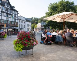 Gente in relax in una sera estiva nel centro di Spa, Belgio. Questa cittadina, definita spesso la Perla delle Ardenne, vanta un centro storico di grande bellezza - © Anton Havelaar / Shutterstock.com ...