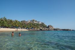 Gente in relax sulla spiaggia di Playa Manzanillo, Puerto Escondido, Messico - © Pe3k / Shutterstock.com