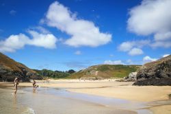 Gente in spiaggia a Belle Ile en Mer, Francia, in estate. La principale fonte di reddito per questo territorio francese è il turismo: lunga la costa si affacciano ben 58 fra spiagge e ...