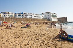 Gente in spiaggia ad Asilah, Marocco. Questa piccola città marocchina, conosciuta anche come Arzila, dispone di alcune belle spiagge. L'economia è basata prevalentemente sul ...