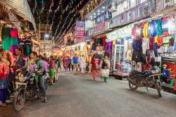 Gente in strada per il Diwali Festival a Rishikesh, India. Si tratta di un'antica festa indù celebrata ogni anno in tutta l'India: simboleggia la vittoria del bene sul male. Durante ...