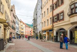 Gente in una strada pedonale del centro storico di Brunico, Val Pusteria, Trentino Alto Adige - © milosk50 / Shutterstock.com