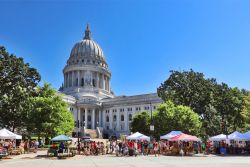 Gente in visita al Dane County Madison Farmers' Market di Madison, Wisconsin, USA. Questo bel mercato, il più popolare di tutto lo stato, si trova in Capitol Square  - © ...