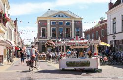 Gente nel centro storico di Brielle, Olanda, in estate. Questa bella cittadina è spesso animata da manifestazioni culturali ed eventi dedicati a tutte le età. In questa immagine, ...