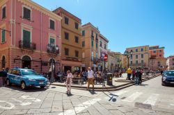 Gente nel centro storico di Olbia, Sardegna. A partire dal nucleo storico di corso Umberto I°, la città si è sviluppata in ogni direzione grazie anche all'incremento demografico ...