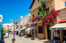 Gente passeggia in una stretta via della città di Famagosta, Cipro Nord, con negozi e botteghe di souvenirs - © kirill_makarov / Shutterstock.com
