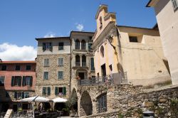 Gente seduta al ristorante nel centro storico di Apricale, Imperia, Liguria - © baldovina / Shutterstock.com