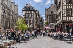 Gente seduta nei dehors dei locali nel centro di Troyes, Francia - © Kiev.Victor / Shutterstock.com