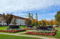 Giardini e aiuole nel centro di Kempten (Germania) con la basilica di San Lorenzo sullo sfondo.

