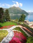 Un giardino fiorito a Faggeto Lario, con splendido panorama sul Lago di Como - © Zocchi Roberto / Shutterstock.com